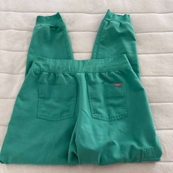 FIGS Surgical Green Scrub Set - Picture 6 of 9